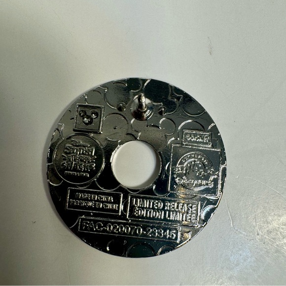 NWT. Disney pins. Stitch Attacks Snacks Limited Release Pin Set, Disney eats - Picture 11 of 11